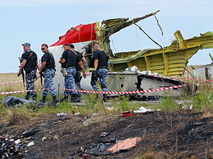  Cотрудники украинских силовых структур на месте падения пассажирского самолета "Малайзийских авиалиний" Boeing 777