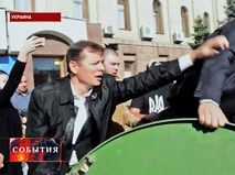 Олег Ляшко засовывает депутата в мусорный контейнер