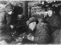Солдаты за обедом, 1944 год