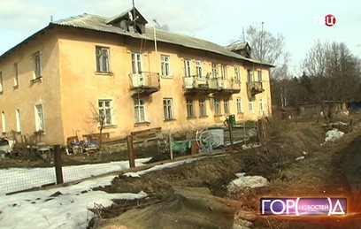 В селе Покровское жилой дом трещит по швам, но люди вынуждены в нём жить