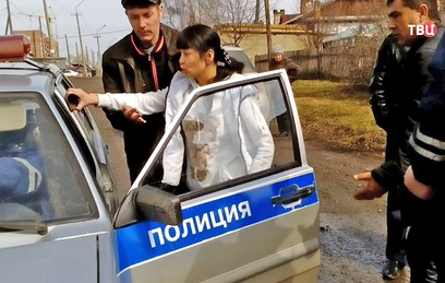 Автоледи избила полицейских в Кемерово, защищая машину от эвакуации