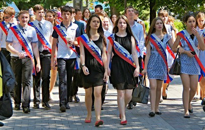 Для российских выпускников сегодня звучит последний звонок