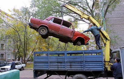 В столице впервые отправили брошенный автомобиль на утилизацию