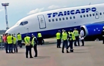 В Домодедово при взлете у самолета надломилась стойка переднего шасси