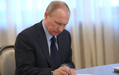 Путин подписал закон о неподсудности священных книг