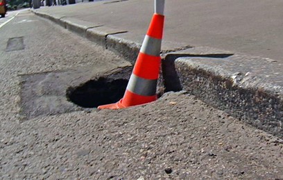 В Самаре в яму с кипятком провалились два автомобиля