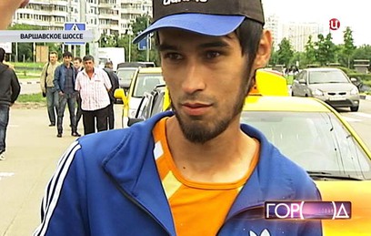 Площадку у метро "Аннино" оккупировали нелегальные таксисты