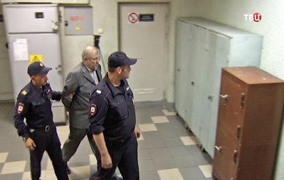 Экс-депутат приговорен к 17 годам колонии по делу об убийстве Старовойтовой