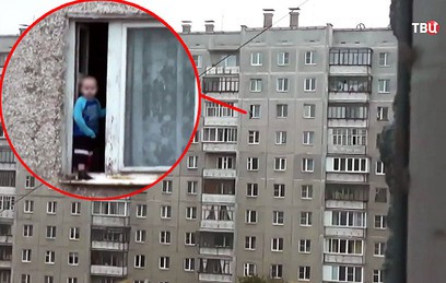 В Миассе маленький ребенок гулял по карнизу окна на 8 этаже
