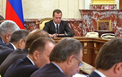Медведев поручил к лету доработать проект плана по развитию финрынка