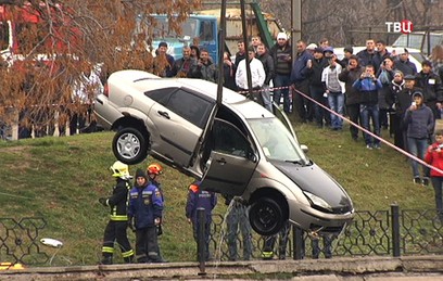 На севере Москвы автомобиль съехал в пруд и утонул