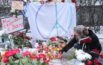 Москвичи продолжают нести цветы к посольству Франции