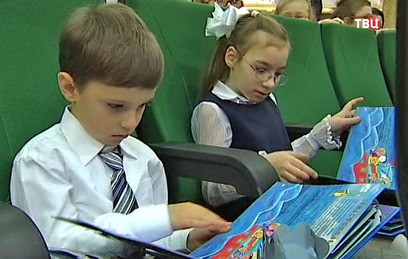 Детям с нарушением зрения вручили книгу "Песни Победы"