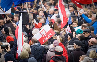 В Польше десятки тысяч человек вышли на митинги в поддержку демократии
