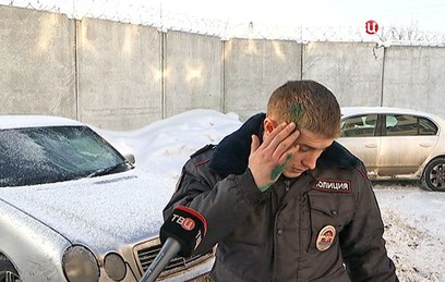 Автомобилистка на Mercedes прокатила московского полицейского на капоте