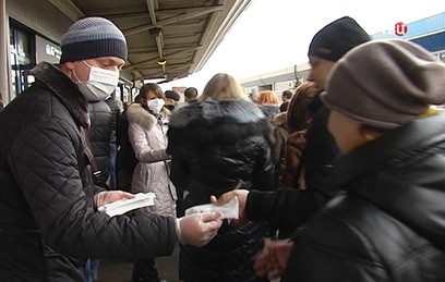 Пассажирам электричек раздали две тысячи медицинских масок