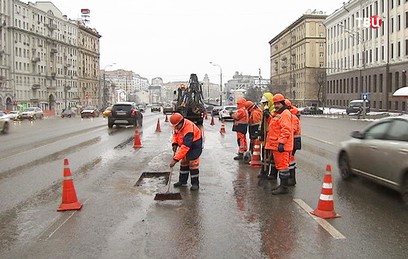 Дорожники заделывают ямы на магистралях Москвы