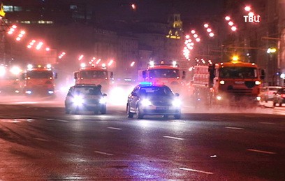 Московские дороги после зимы помыли шампунем