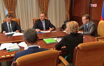Медведев потребовал выплачивать зарплаты вовремя