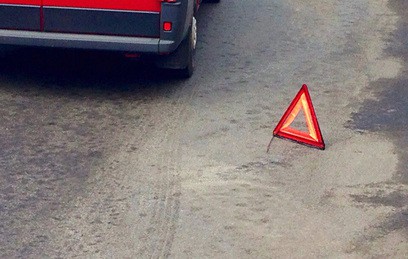 На Ярославском шоссе автомобиль врезался в столб и отлетел в фуру