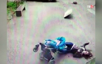 Рухнувший бетонный козырек едва не убил женщину с ребенком в Петербурге