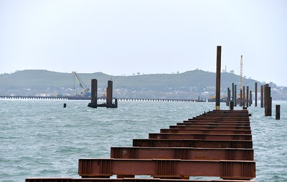 На морских участках Крымского моста начали возводить опоры