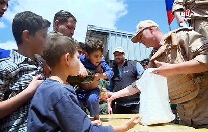 Российские военные доставили в сирийскую провинцию Хомс 3 тонны гумпомощи