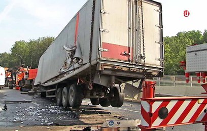 Столкновение двух грузовиков на МКАД привело к пробке в 15 километров