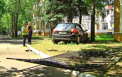 Иномарка пробила забор московской школы, есть пострадавшие