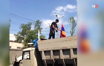 В Ереване вооруженные люди сожгли четвертый полицейский автомобиль