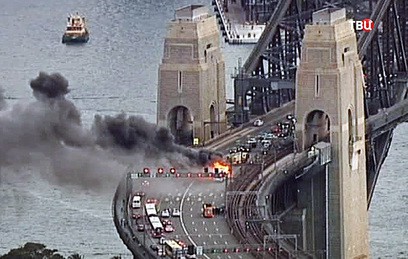 В Сиднее на мосту Харбор-Бридж сгорел пассажирский автобус