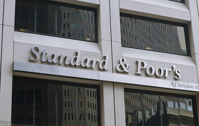 S&P улучшило прогноз по рейтингу России до «стабильного»