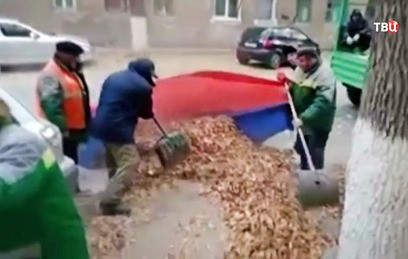 В Волгограде проводят проверку после сбора мусора в российский флаг