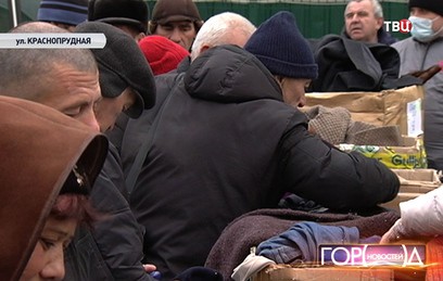 В Москве начали раздавать одежду бездомным