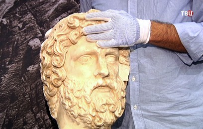В Историческом музее распаковывают уникальные экспонаты из Греции