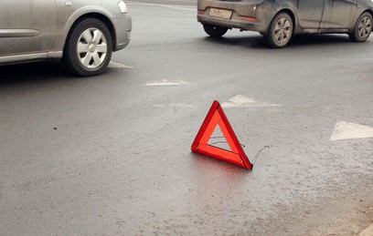 На севере Москвы автомобиль сбил на тротуаре коляску с младенцем