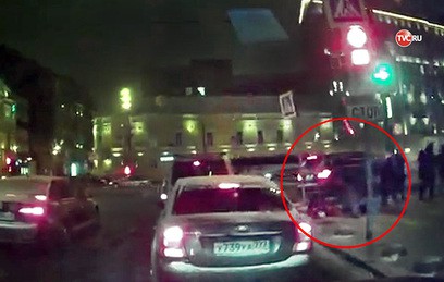 Опубликовано видео наезда внедорожника на пешеходов в центре Москвы