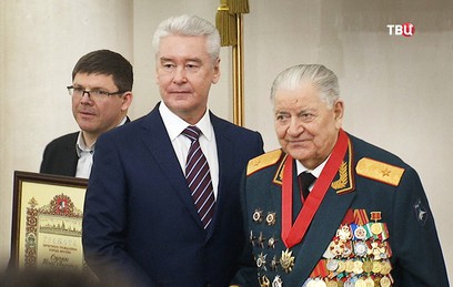 Собянин вручил Ивану Слухаю знак "Почетный гражданин Москвы"