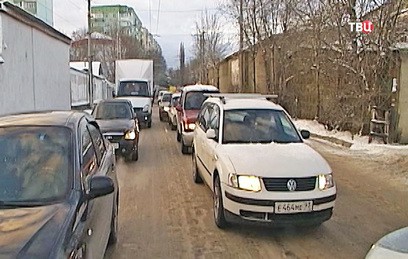 В Крыму из-за снегопада образовались многокилометровые пробки