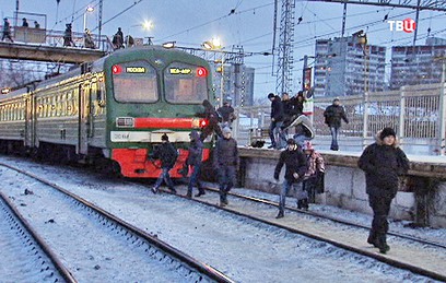 Москвичи массово нарушают правила на ж/д переездах