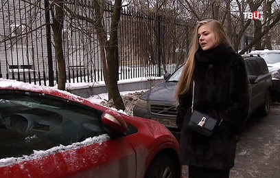 Оставленные во дворах машины мешают уборке снега