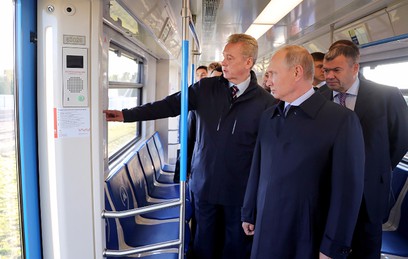 Президент России Владимир Путин и мэр Москвы Сергей Собянин осматривают вагон метро "Москва"