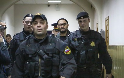 Режиссер Кирилл Серебренников под конвоем в суде