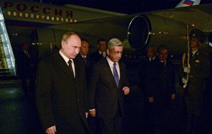 Президент России Владимир Путин и президент Армении Серж Саргсян во время церемонии встречи в аэропорту Еревана "Звартноц"