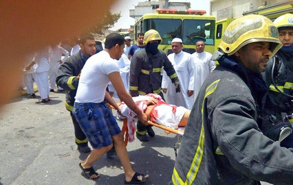 Эвакуация пострадавших при теракте в Саудовской Аравии