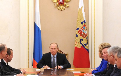 Президент России Владимир Путин на совещании с членами Совета безопасности