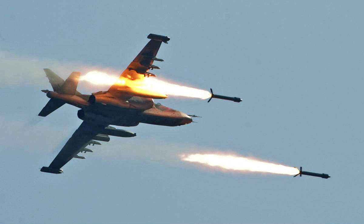 Штурмовик Су-25 ВВС Украины наносит ракетный удар