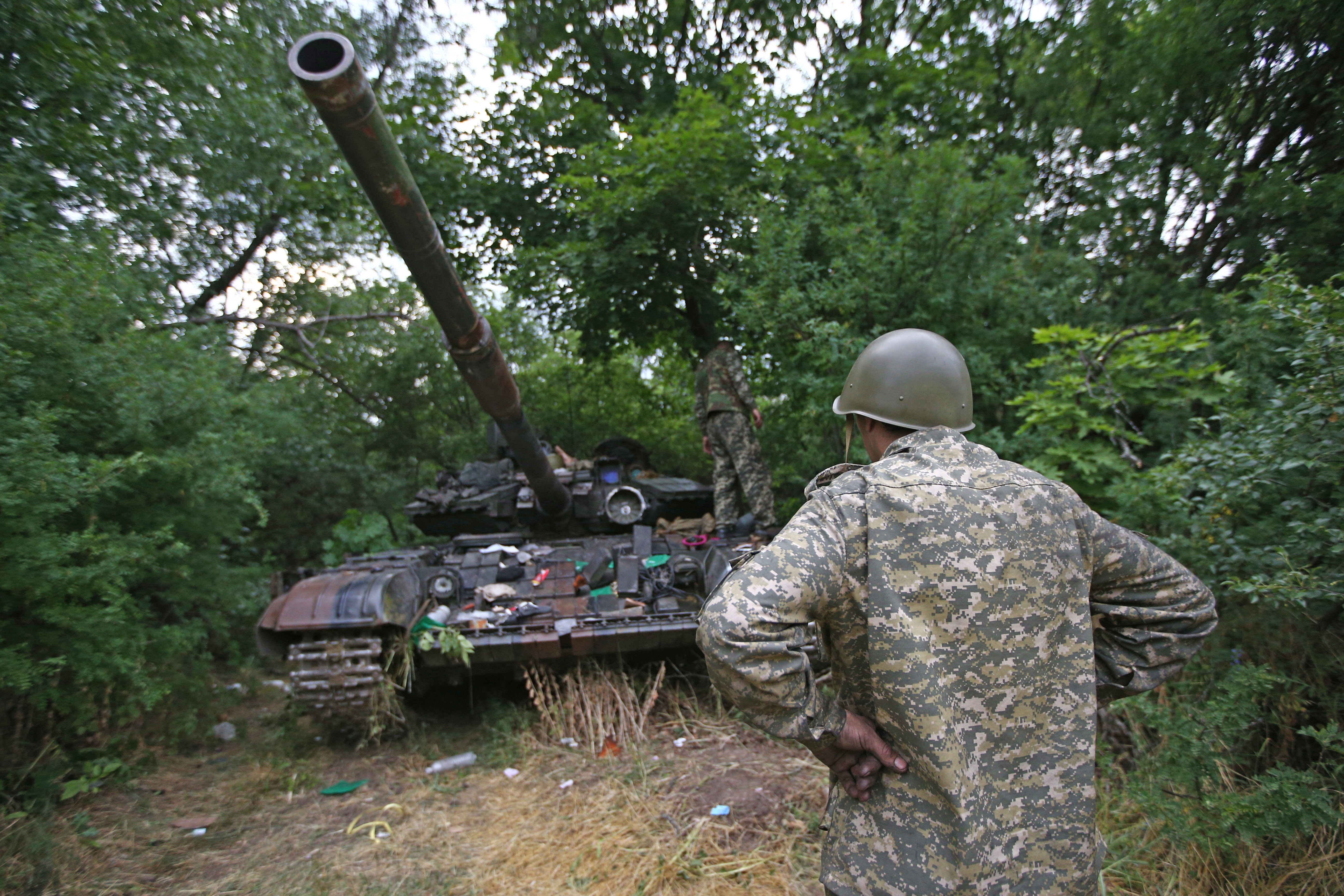 Танк Т-64, захваченный ополченцами во время боя за поселок Металлист