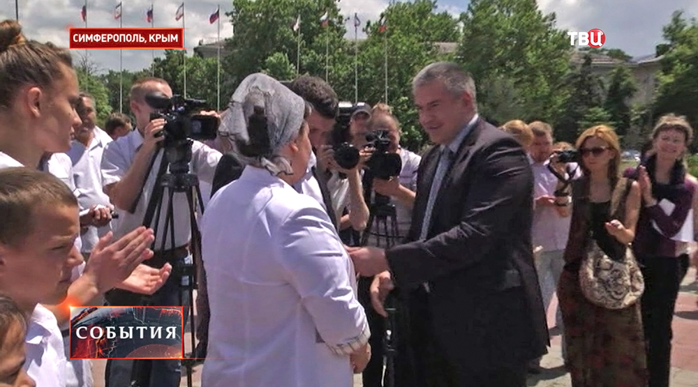 И.о. главы Республики Крым Сергей Аксёнов вручает автомобиль многодетной семье И.о. главы Республики Крым Сергей Аксёнов вручает автомобиль многодетной семье