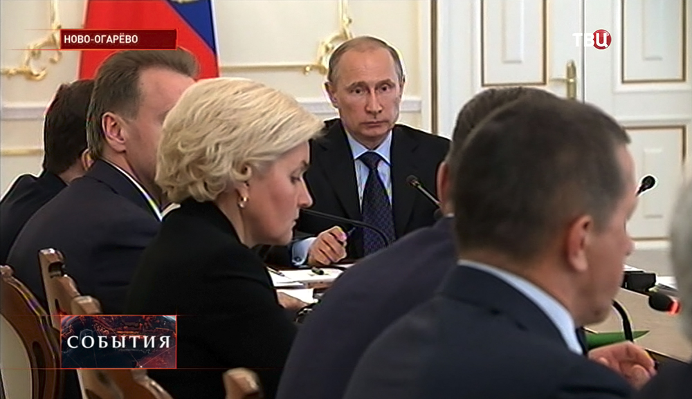 Владимир Путин на совещании с членами правительства РФ